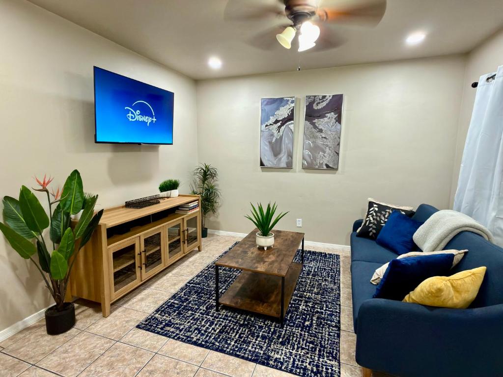 Μια τηλεόραση ή/και κέντρο ψυχαγωγίας στο La Casa Contenta - Stylish Casita Near Downtown, Fort Bliss and Hospitals