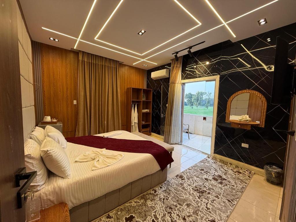 Postel nebo postele na pokoji v ubytování Dayy Pyramids View Hotel