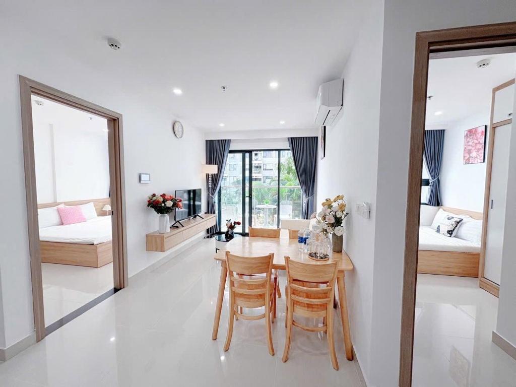 une salle à manger et un salon avec une table et des chaises dans l'établissement Hiền Apartment, à Thôn Văn Dương