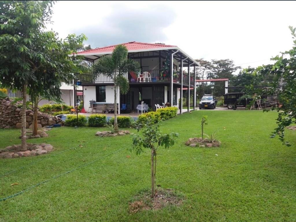 Un jardín fuera de Cabaña El Rambutan