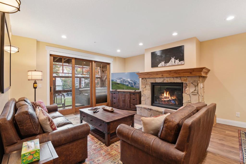 un soggiorno con due divani e un camino di Town Point Condos by Park City Vacations a Park City