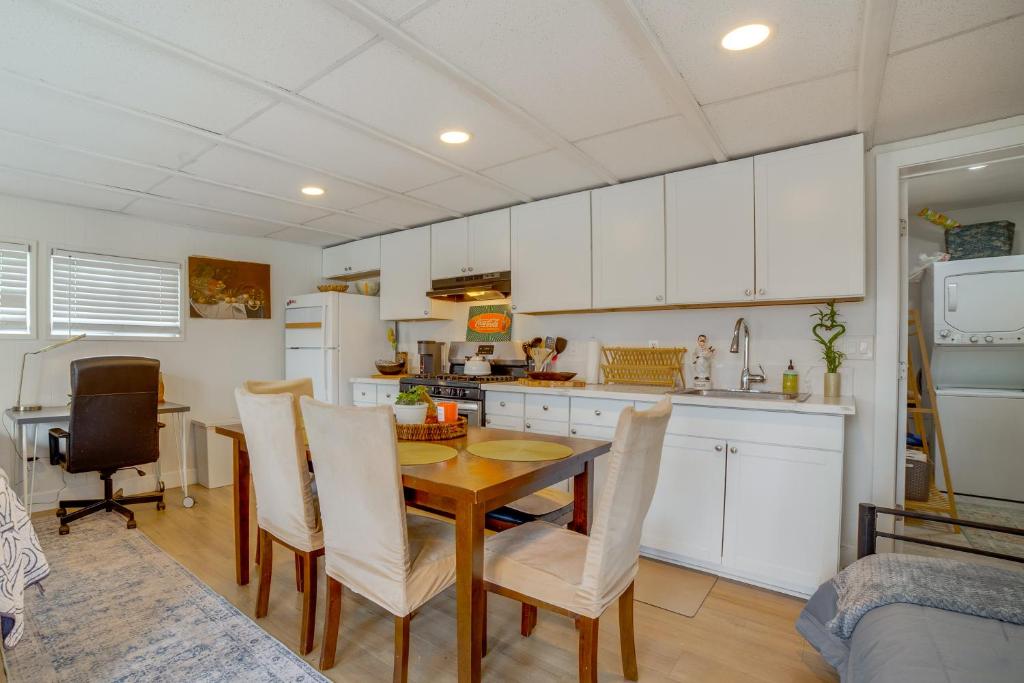 Η κουζίνα ή μικρή κουζίνα στο 5 Mi to Dtwn Riverside and Hospital! Remote-Work Hub