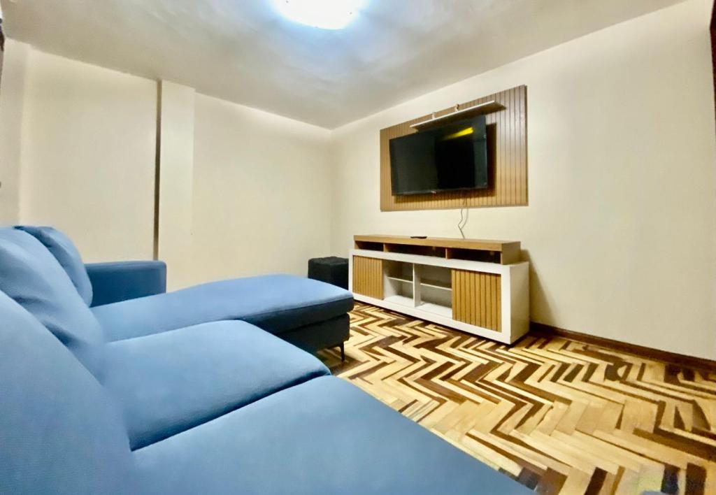 Μια τηλεόραση ή/και κέντρο ψυχαγωγίας στο Departamento moderno con parking cerca de la Plaza de Armas