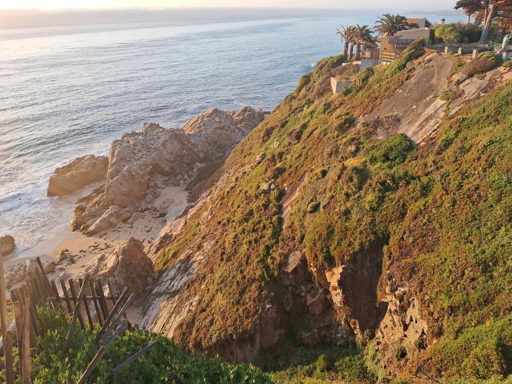 a view of the ocean from a cliff at Vistas espectaculares in Mirasol