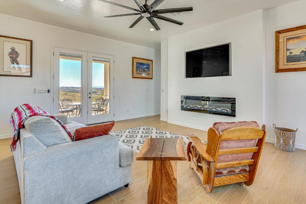 Et tv og/eller underholdning på Peaceful Mtn Views! Pet-Friendly Patagonia Getaway