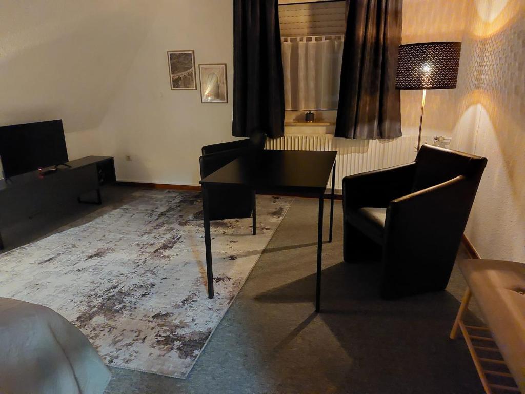 a room with a table and chairs and a bed at Apartmentzimmer KEINE MONTEURE in Rheine
