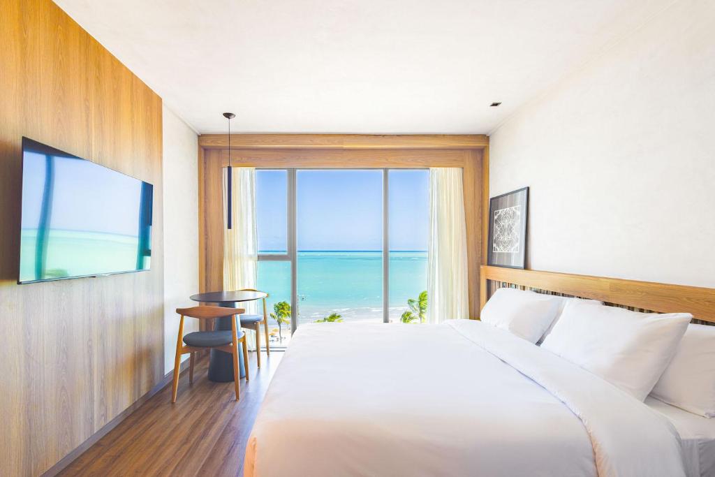 Postel nebo postele na pokoji v ubytování Sais Beach Living Hotel