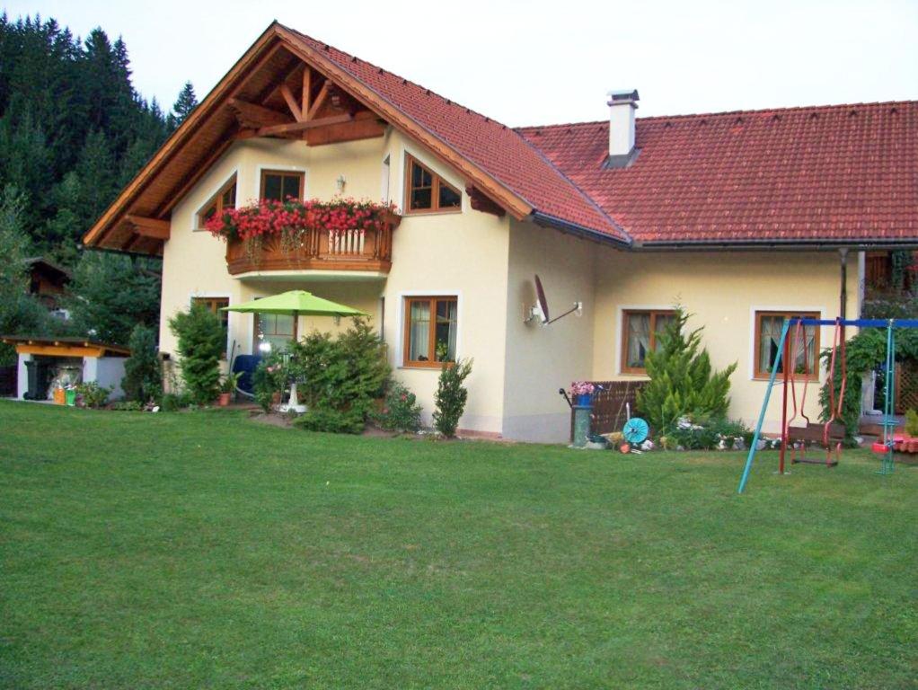 A garden outside Appartementhaus Sabine