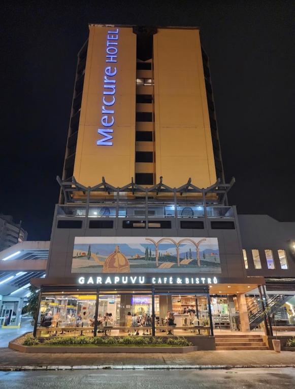 弗洛里亚诺波利斯Apartamento executivo Particular的侧面有标志的建筑物