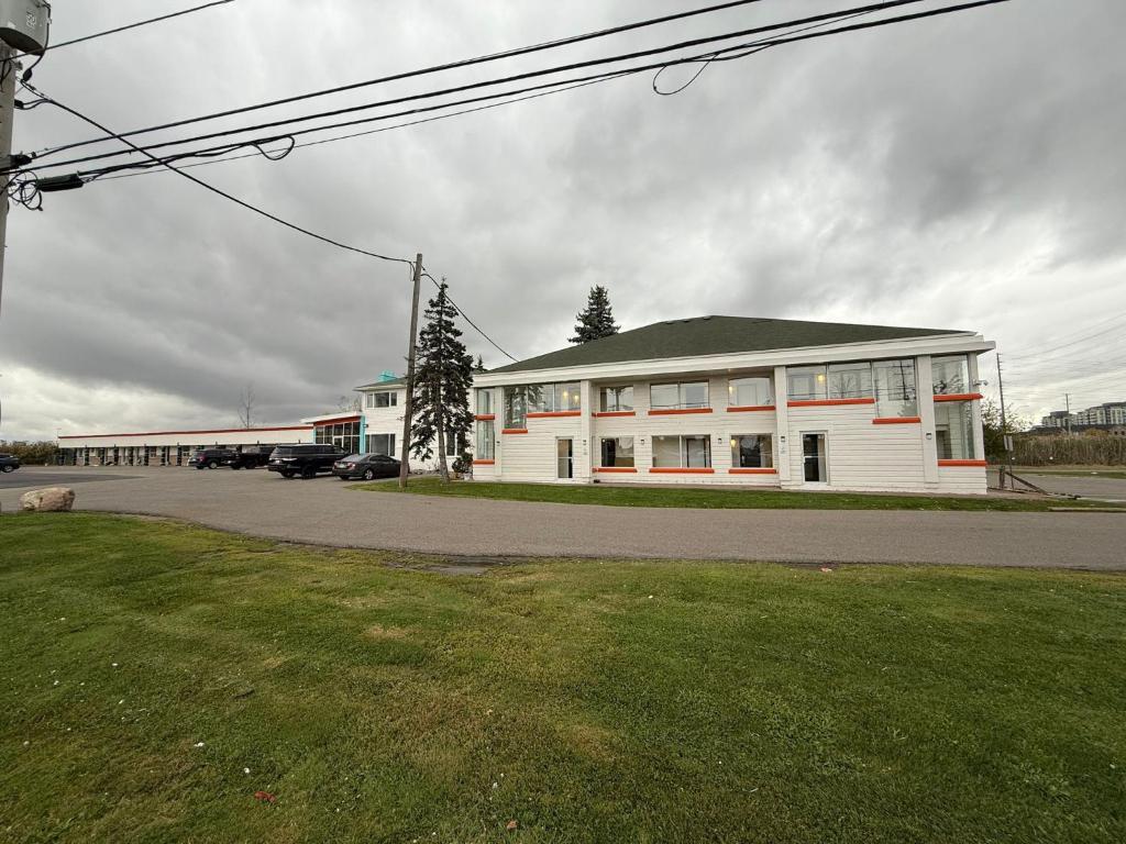 a large white building on the side of a road at Howard Johnson by Wyndham Brampton in Brampton