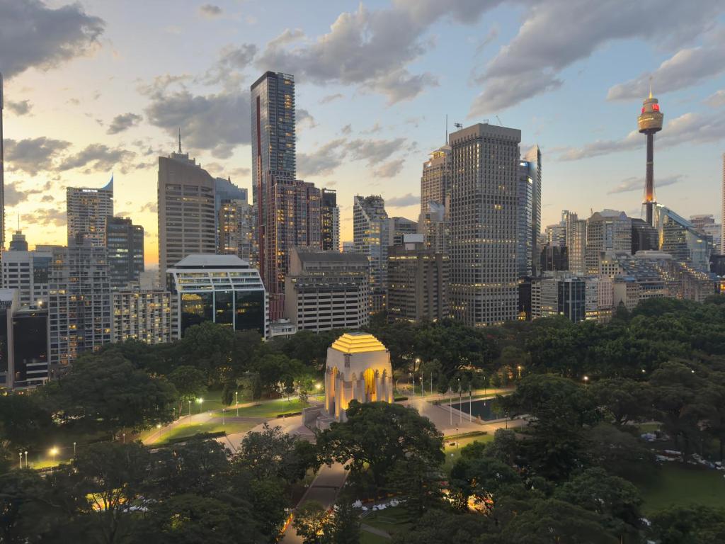 Blick auf die Skyline der Stadt mit Wolkenkratzern in der Unterkunft Accommodation Sydney Hyde Park in Sydney