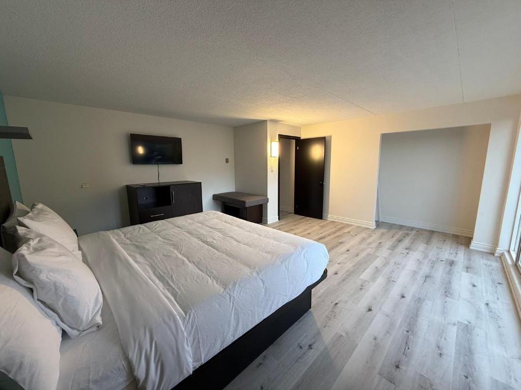 Howard Johnson by Wyndham Brampton photo