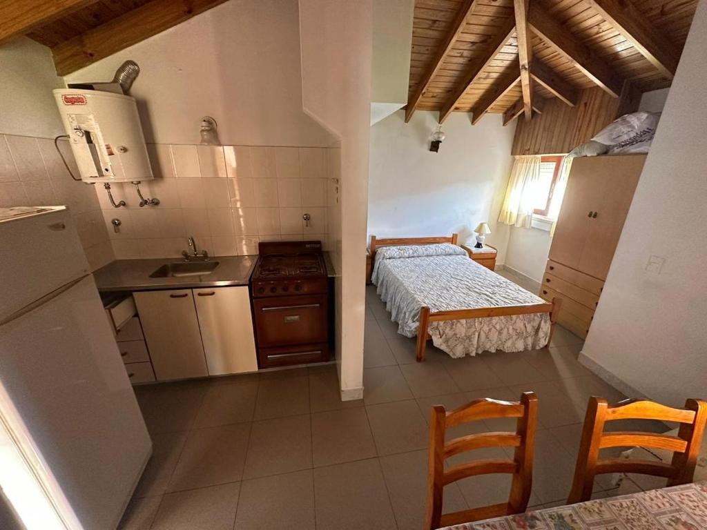 una camera con cucina e una camera con letto di Juana Pinamar a Ostende