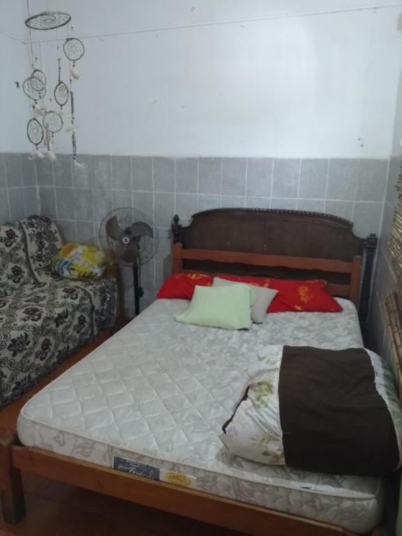 a bed with two pillows on it in a room at Apartamento de sol a sol in Barra de Valizas