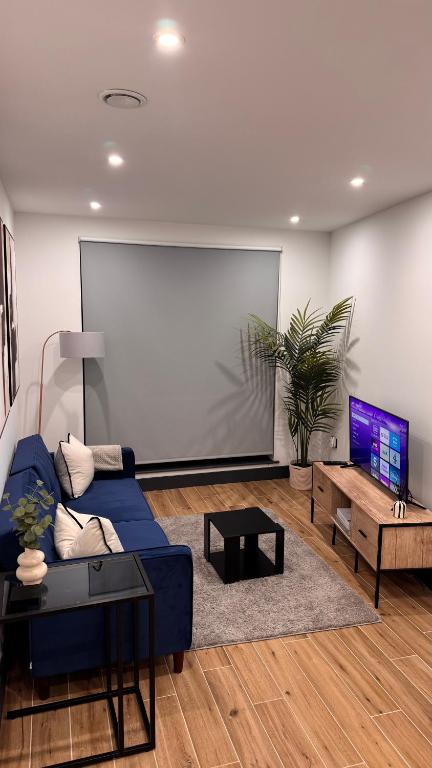 Μια τηλεόραση ή/και κέντρο ψυχαγωγίας στο Luxury Apartment Close to Elstree & Borehamwood Station