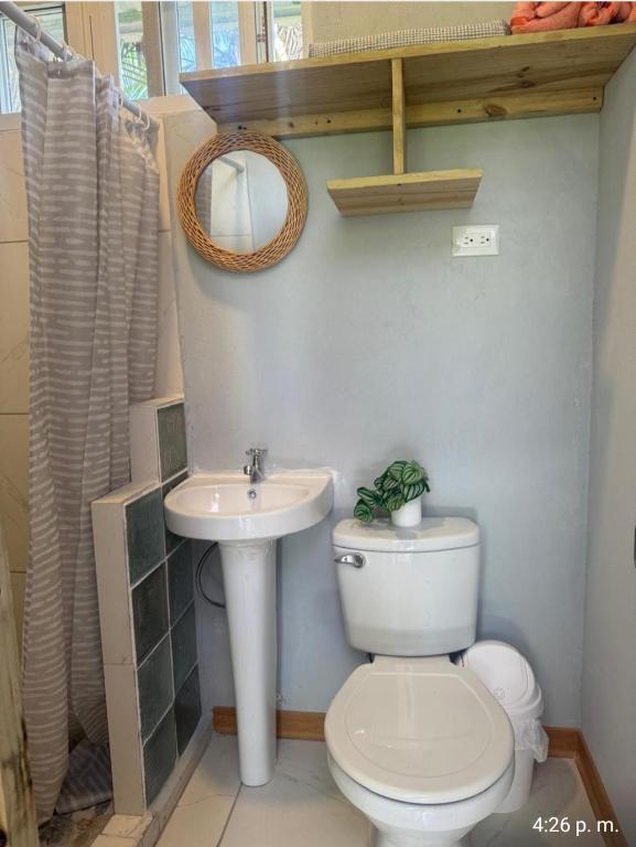 a bathroom with a toilet and a sink at Casita colibri in Savegre