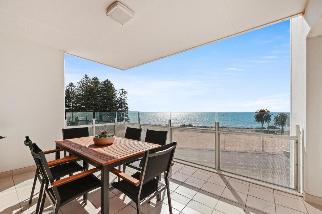 comedor con mesa y sillas y vistas a la playa en The Penthouse with Views, en Victor Harbor