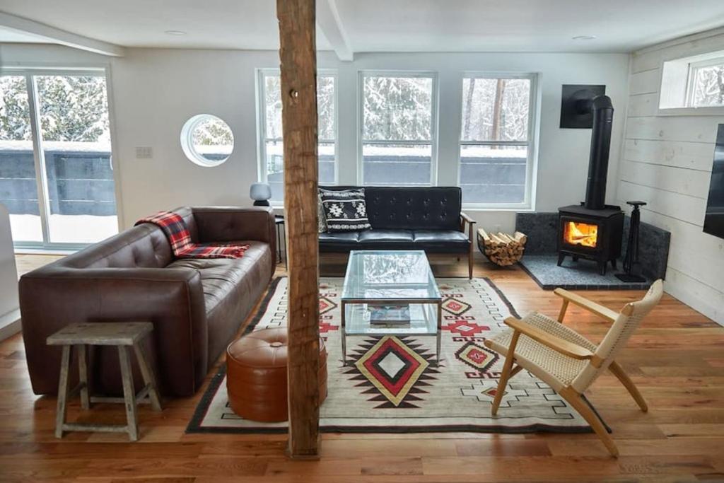 Posezení v ubytování The Black Bear Cottage with tiny house & hot tub