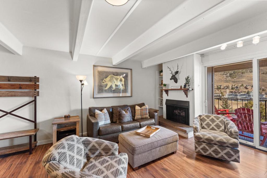 una sala de estar con un sofá y una silla en The Lodge at Lake Dillon 111, en Dillon