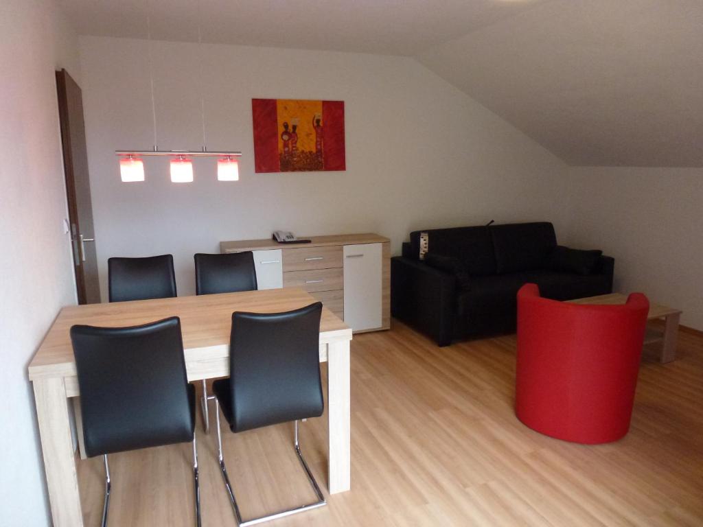 uma sala de estar com uma mesa e cadeiras e um sofá em Ferienpark Oberallgäu Ferienwohnung em Missen-Wilhams