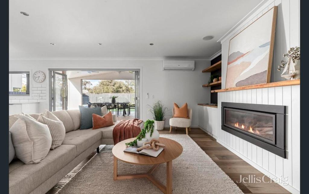 Posezení v ubytování Pool House Barwon Heads 4 bedroom 2 bathroom Pool Great Yard Family friendly