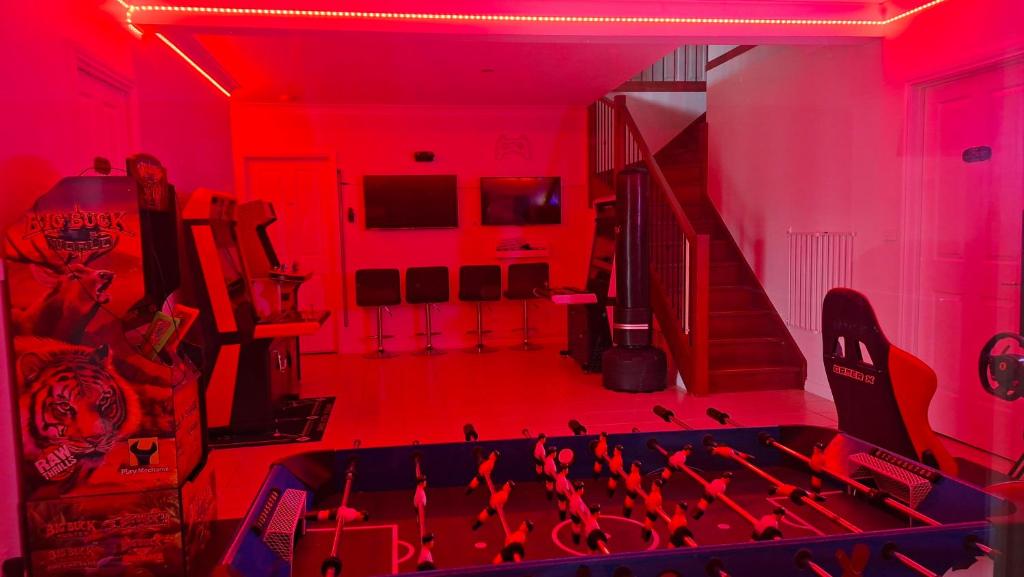 Una habitación roja con un montón de pájaros dentro. en Luxurious stay with amazing views, en Bacchus Marsh