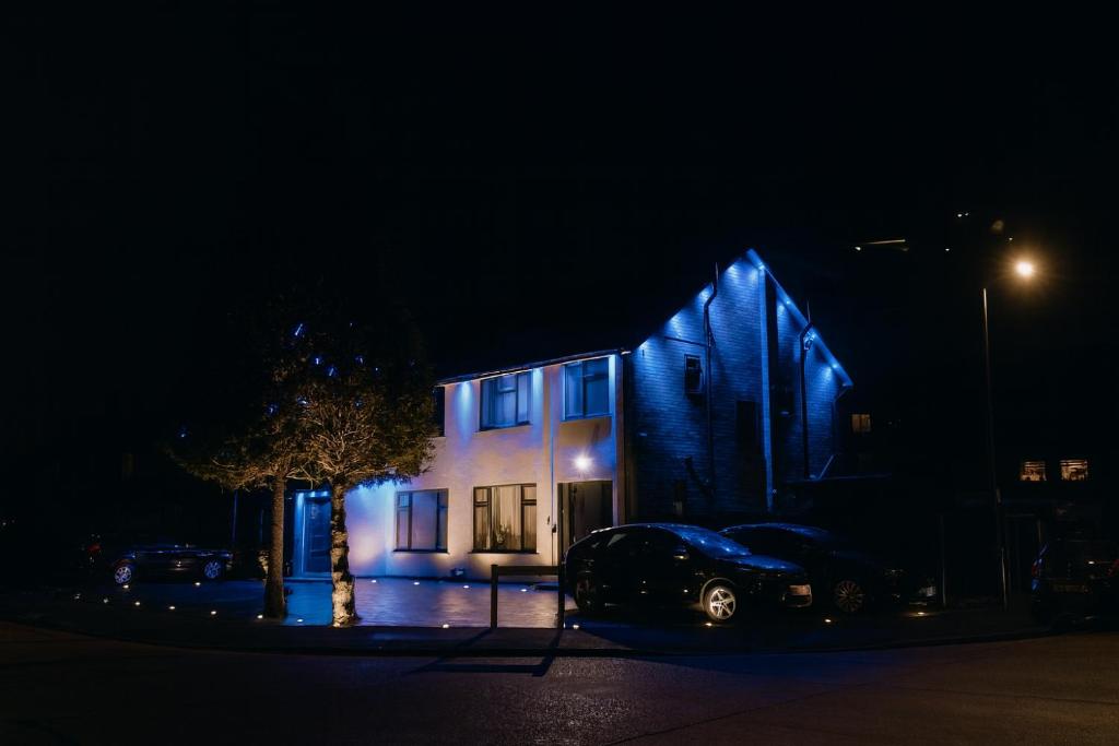 een huis waar 's nachts een auto voor geparkeerd staat bij Urban Luxury in Colnbrook
