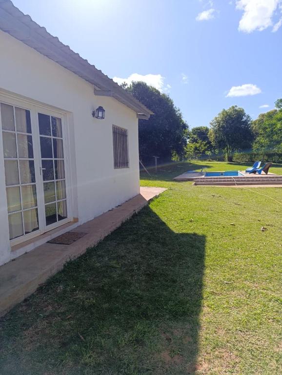 亚佩尤Hospedaje Gabriel的一座房子,房子旁边是一座庭院