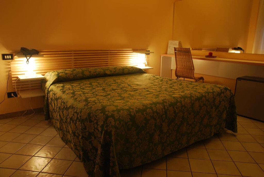 Postel nebo postele na pokoji v ubytování Nuovo Hotel Vigevano