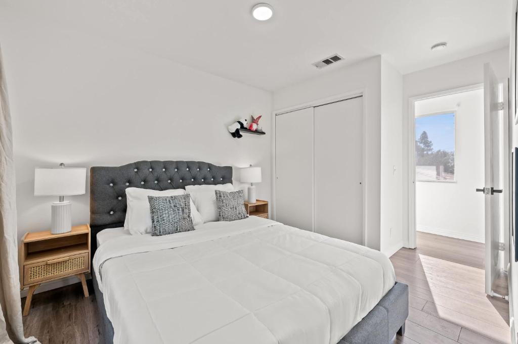 Ένα ή περισσότερα κρεβάτια σε δωμάτιο στο Bright Monterey Park Private Suite Near DTLA