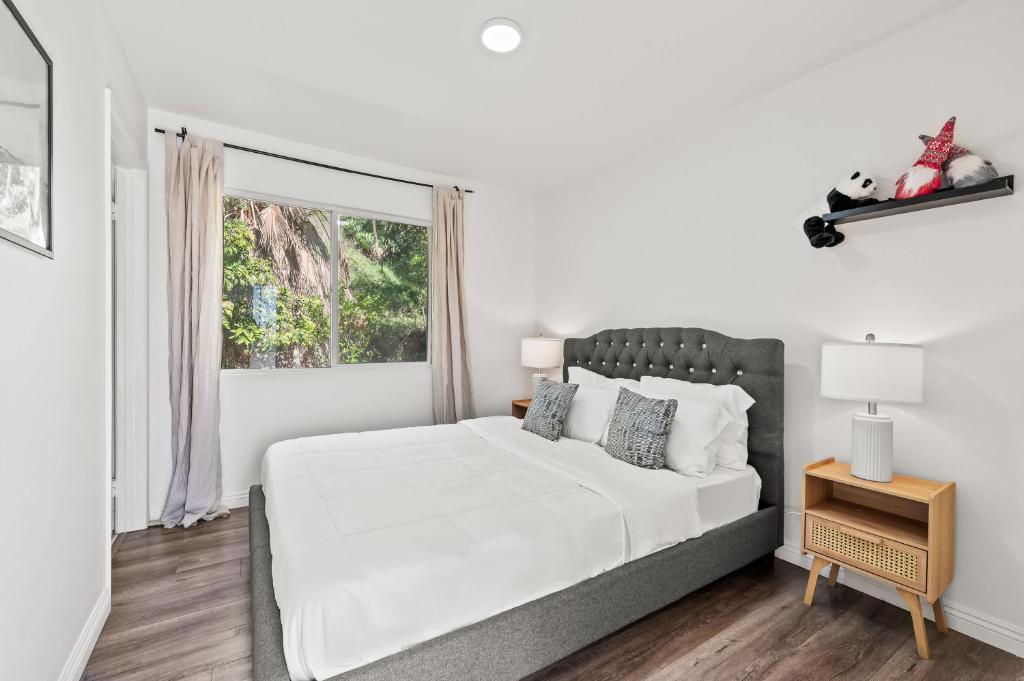 Ένα ή περισσότερα κρεβάτια σε δωμάτιο στο Bright Monterey Park Private Suite Near DTLA