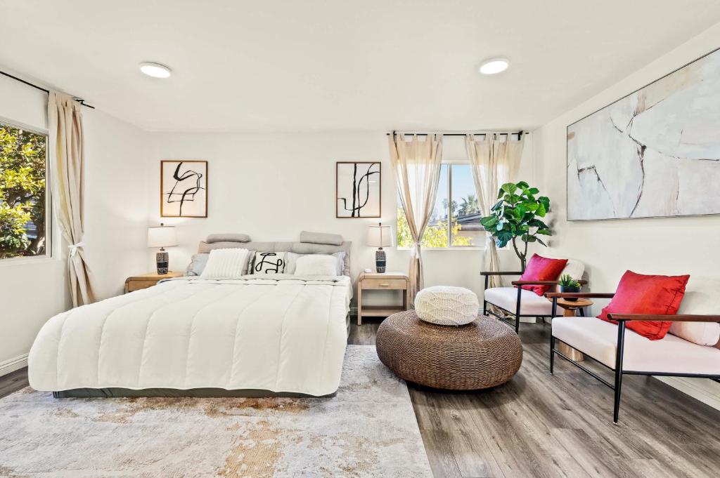 Postel nebo postele na pokoji v ubytování Near DTLA Gem Stylish Private Suite w King bed