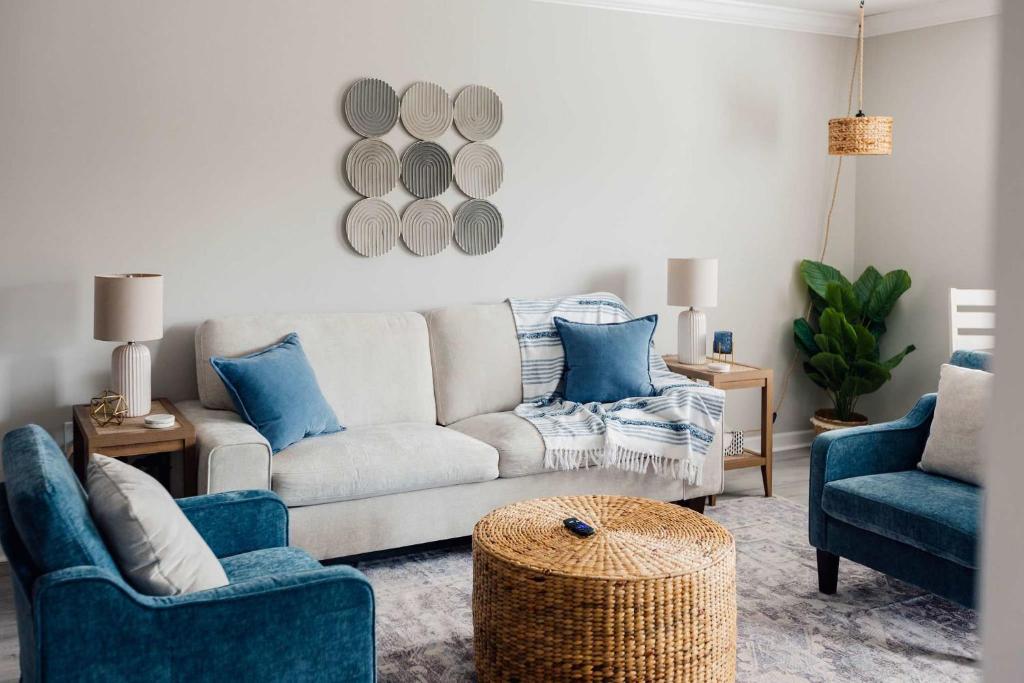 约翰逊城Spacious 3 Bed Condo Near ETSU的客厅里有一张沙发和两把椅子