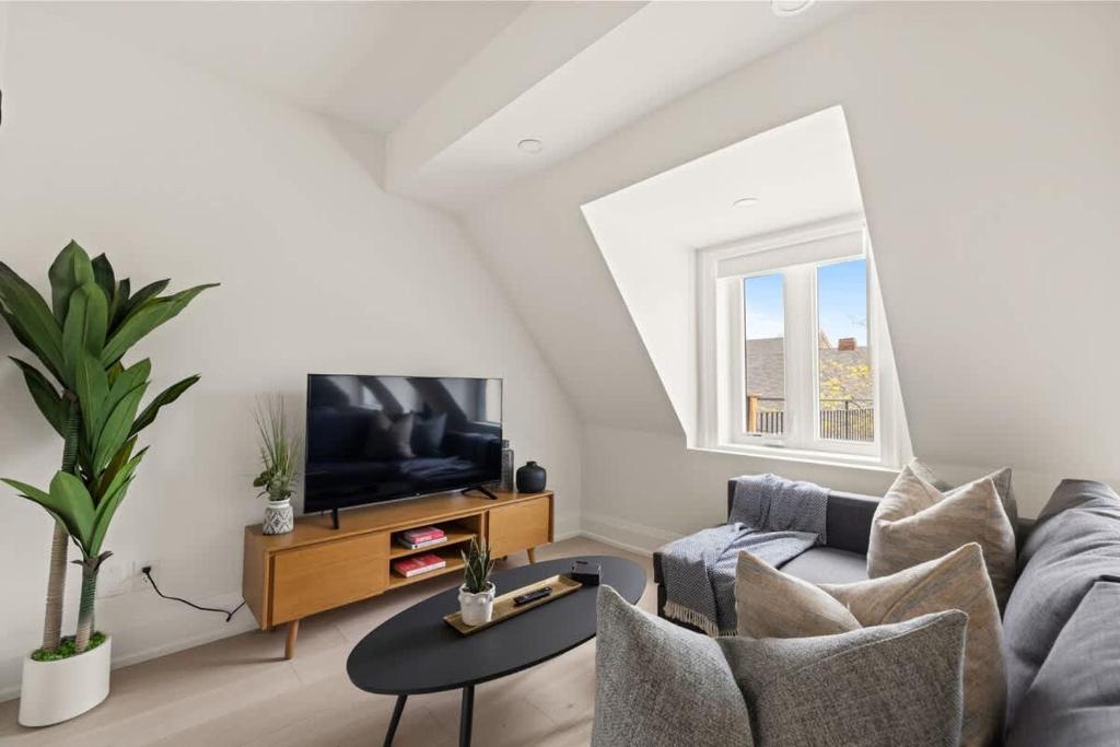 Μια τηλεόραση ή/και κέντρο ψυχαγωγίας στο Stylish 2BR Toronto Condo Comfort & Convenience