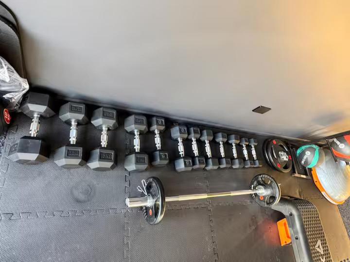 una fila di manopole sul lato di un veicolo di Cedarstone Villa a Halswell