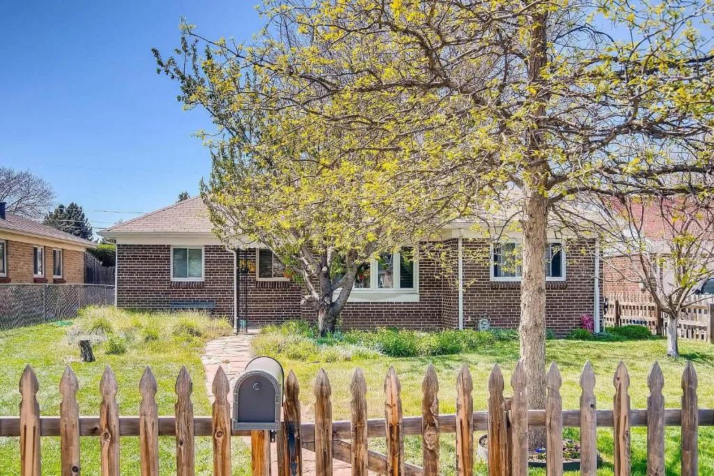 een houten hek voor een huis bij Modern 2BD 2BA Near Downtown Denver in Sandown