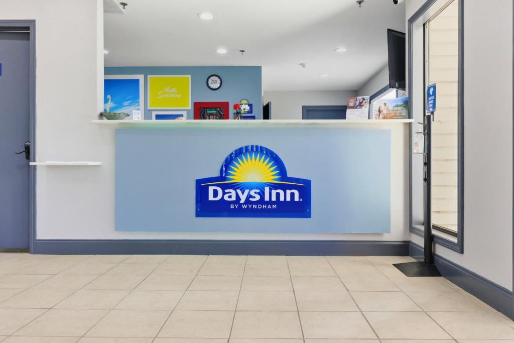 een winkel met een dagherbergbord aan de muur bij Days Inn & Suites by Wyndham Wynne in Wynne