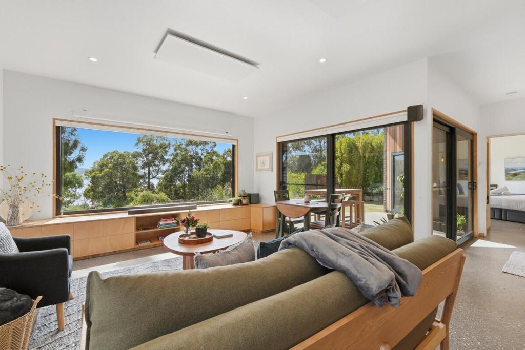 Posezení v ubytování Captivating Coningham- 1 Bedroom Cabin- Oceanview