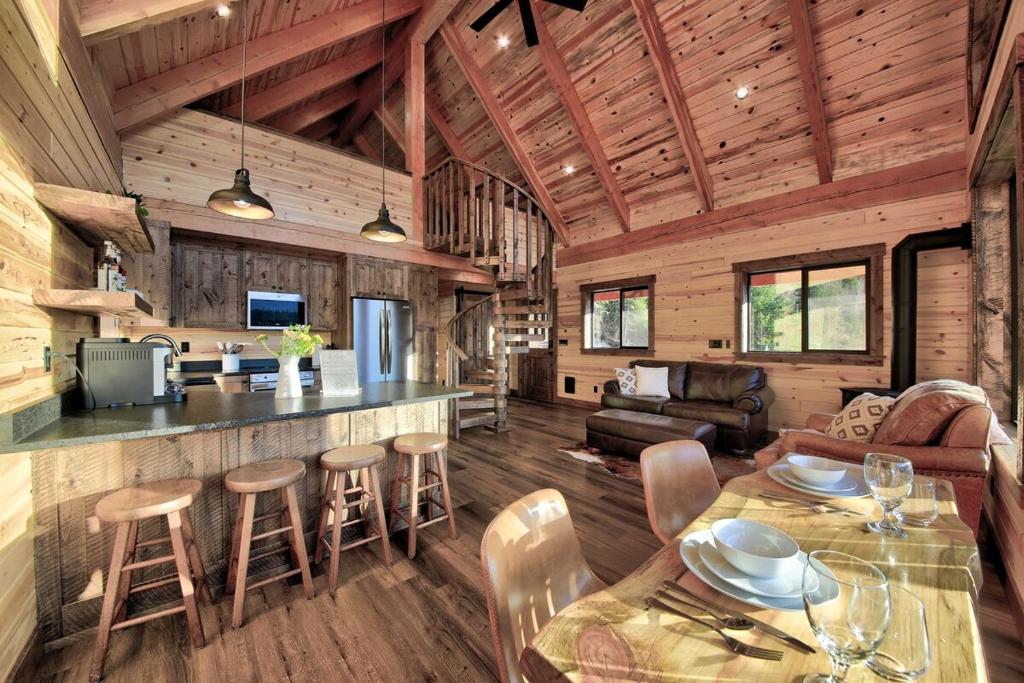 una cucina e un soggiorno in una baita di tronchi di Hidden Valley Haven a Sandpoint