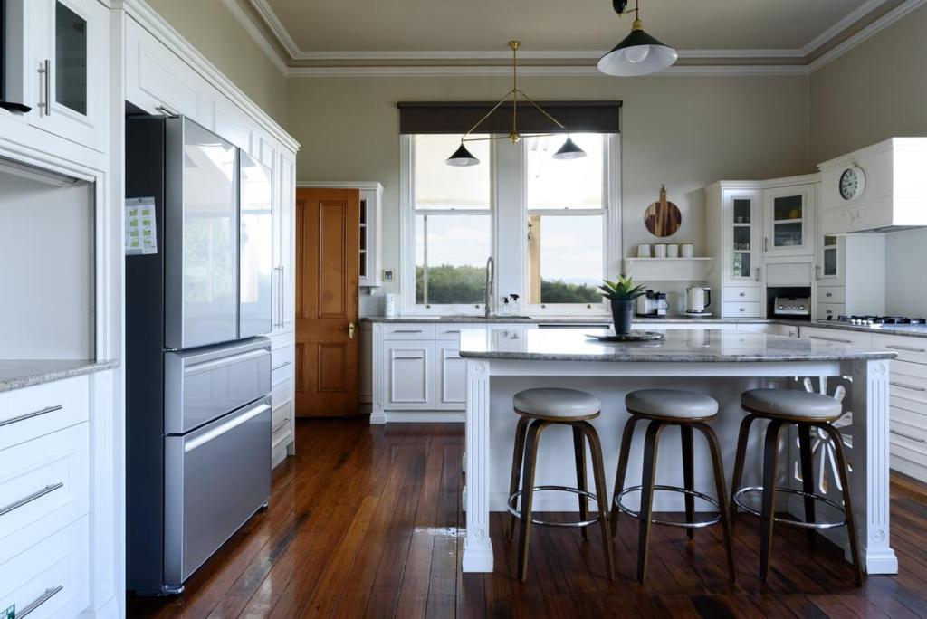 Historic Homestead: Views & Shared Tennis Court في Melrose: مطبخ مع جزيرة كبيرة مع كراسي بار