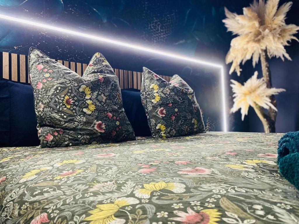 Un dormitorio con una cama con almohadas encima. en Evasion romantique à Vichy, en Vichy