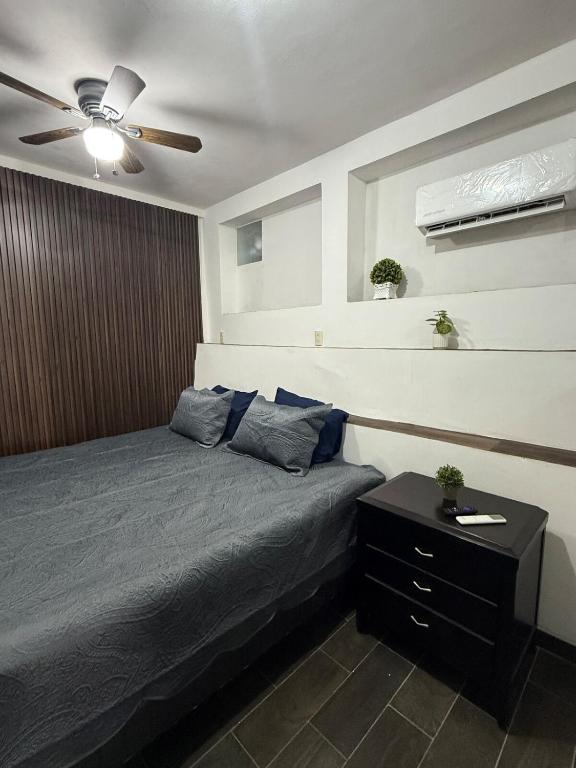 a bedroom with a bed and a ceiling fan at Suite La Lomita #2 climatizada in Tuxtla Gutiérrez