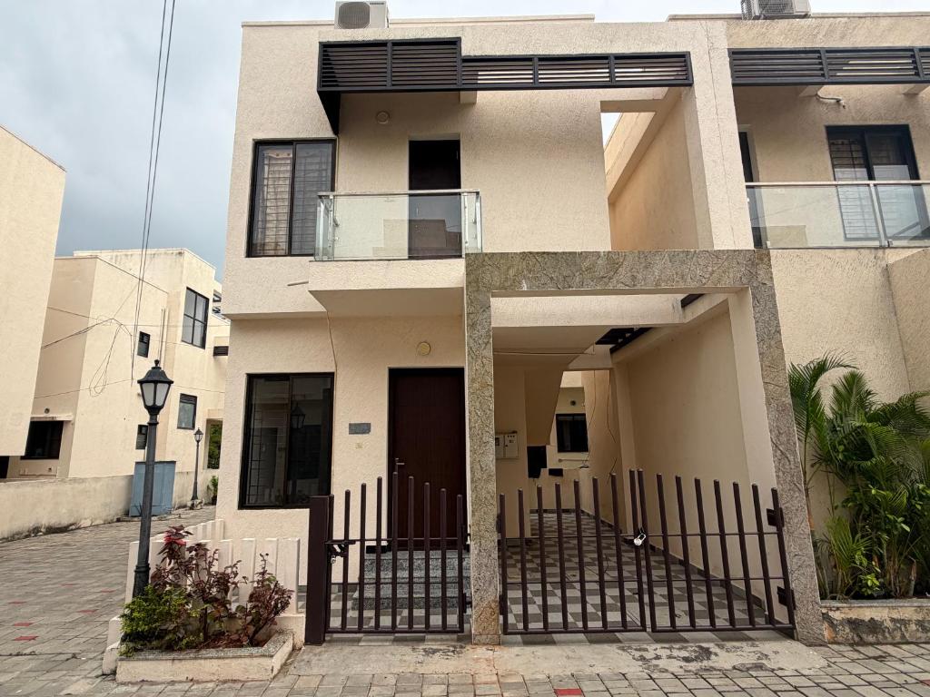 una casa con una puerta delante de ella en Starry Sky Villa, en Tirupporūr