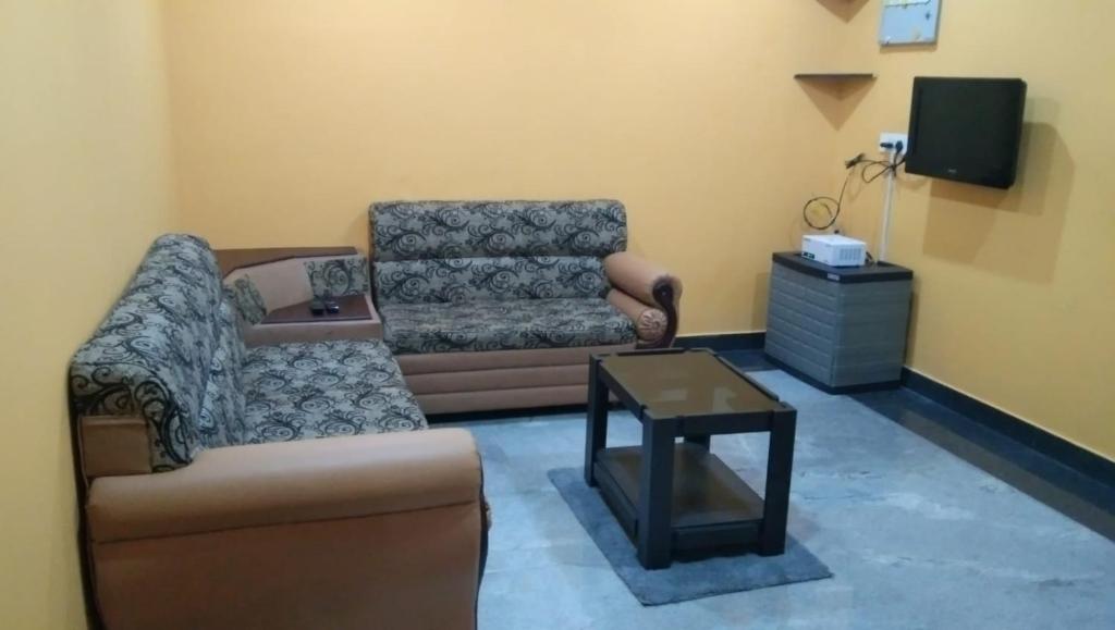 TV/trung tâm giải trí tại Charis Guest house near Guruvayur, Kunnamkulam