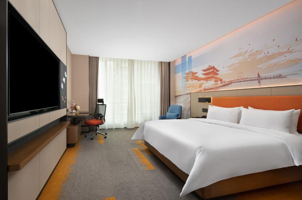 Postel nebo postele na pokoji v ubytování Hilton Garden Inn Changde Economic and Technological Development Zone