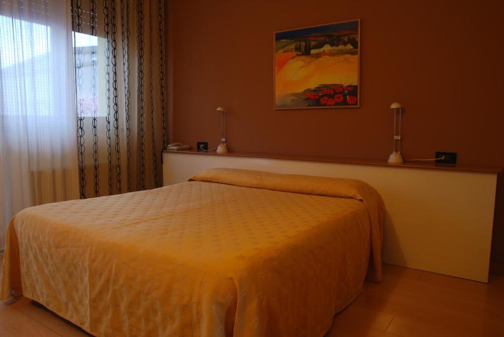 Postel nebo postele na pokoji v ubytování Nuovo Hotel Vigevano