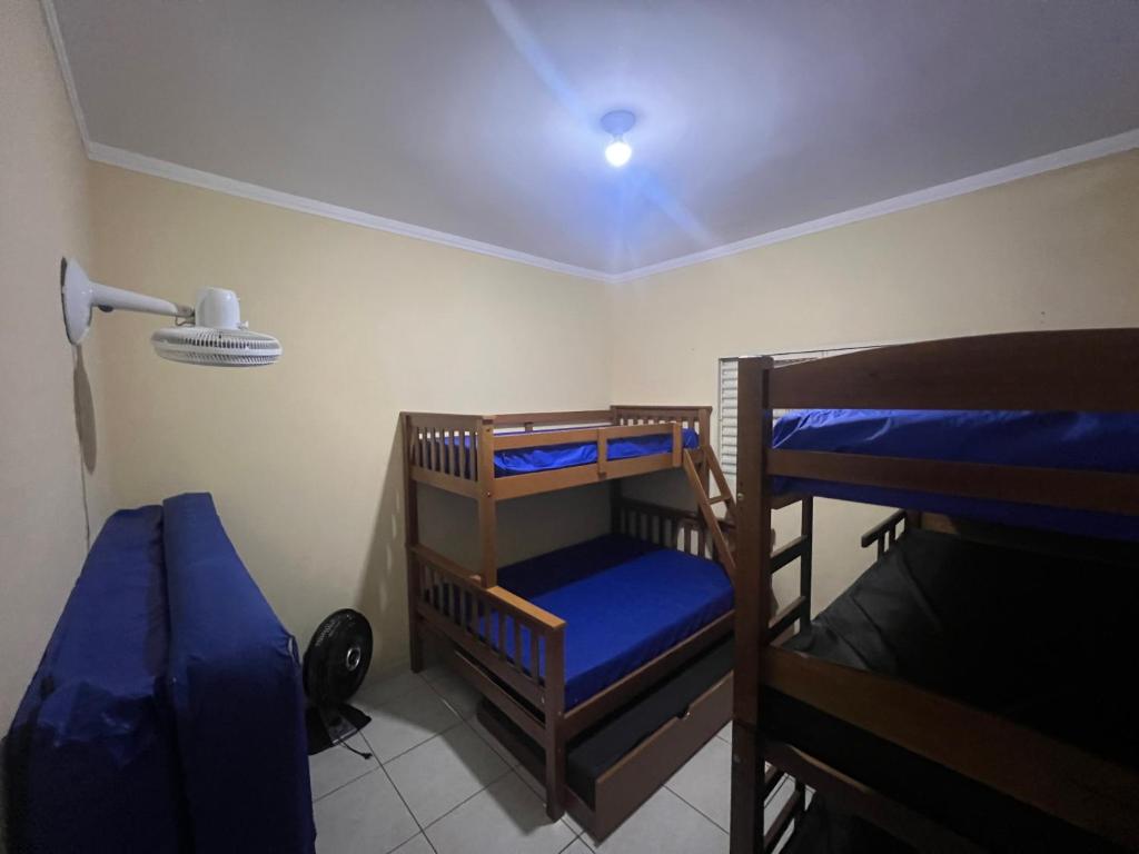 a room with two bunk beds and a lamp at RANCHO KWILL in Serra Negra