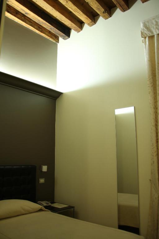 Postel nebo postele na pokoji v ubytování Albergo al Tiepolo