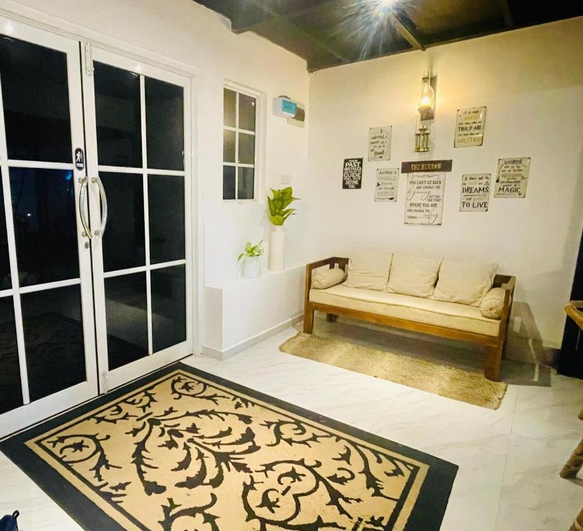 Гостиная зона в The Burrow - A Modern Loft-Style Luxury Villa