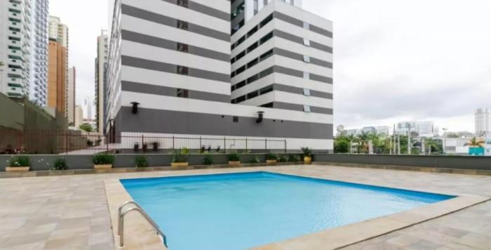 Bazén v ubytování Apartamento completo com serviço de limpeza em Alphaville nebo v jeho okolí